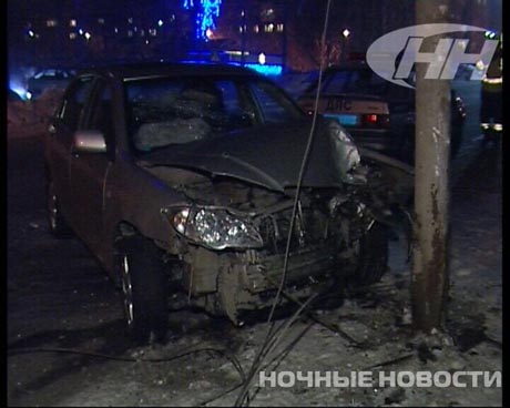 Вечер не удался. В Екатеринбурге пьяная девушка на своем авто снесла фонарный столб 